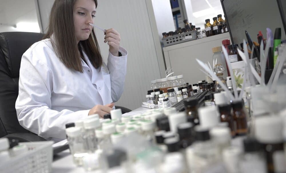 ©PHOTOPQR/NICE MATIN/Franck Fernandes ; ; 22/01/2025 ; Parfum de luxe à domicile Marcus Spurway, maison de parfum fondée en 1825 à Cannes, est aujourd'hui installée à Saint-Cézaire. La marque conçoit et fabrique des parfums de luxe, pour femmes et...