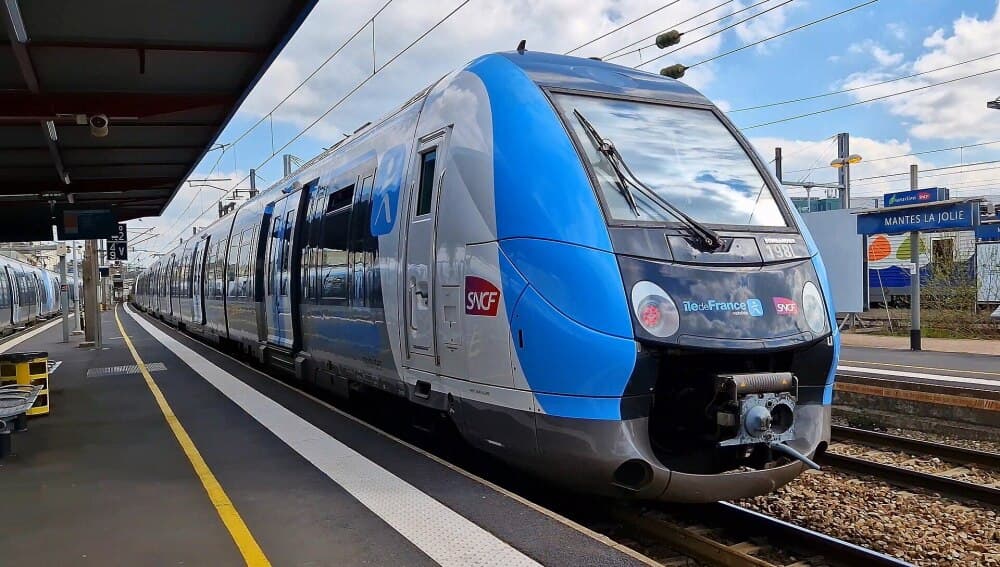 Un Francilien Z 50 000, rame n°198L, motrice Z 50 396, dans la gare de Mantes-la-Jolie.