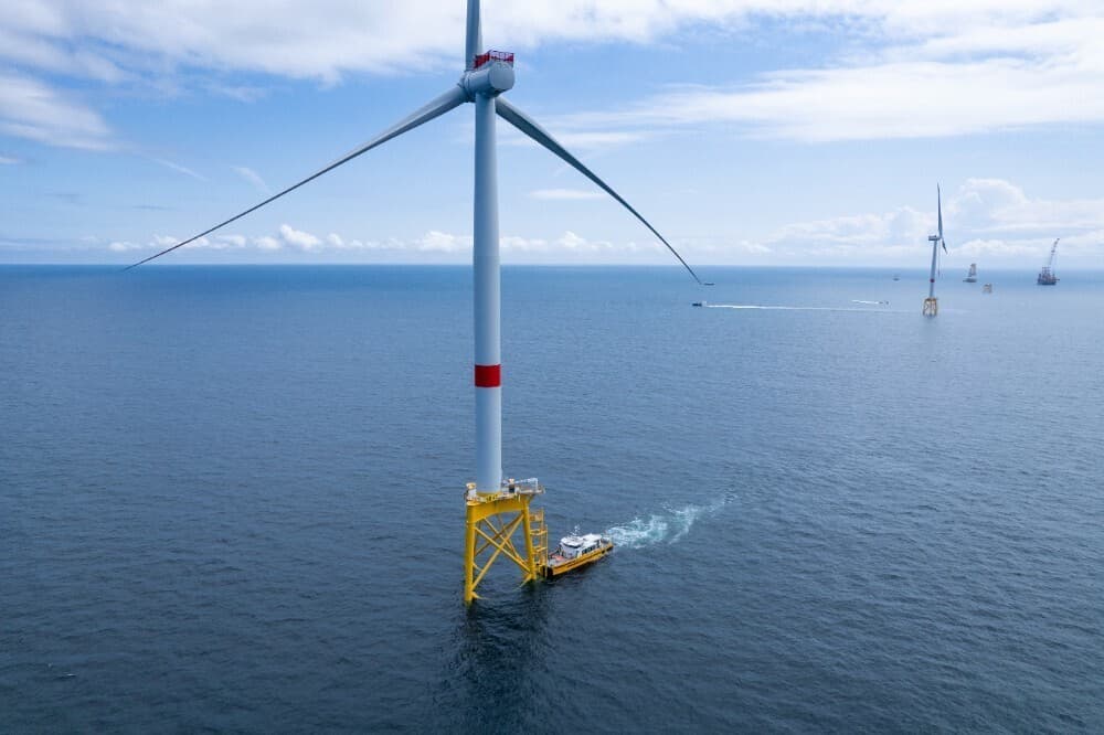 Avec une puissance installée de 496 MW, le parc éolien en mer de la baie de Saint-Brieuc est désormais le site de production énergétique le plus important de Bretagne.