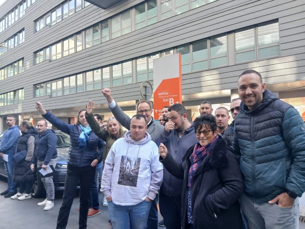 Les chauffeurs de taxis mobilisés contre la réforme des transports médicaux devant le CHU de Dijon.
