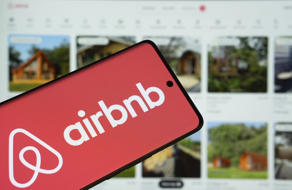 MaxPPP TagID: ibpremiumfour388854.jpg/Photo via MaxPPP - Airbnb logo is seen on a smartphone - 12817611