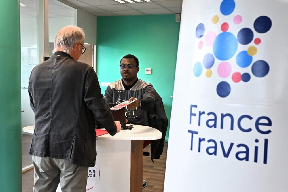 ©PHOTOPQR/REPUBLIQUE DU CENTRE/Christelle Gaujard ; ; 27/05/2025 ; France travail - senior - bâtiment Orleans - logo - agence orleans - Chômage 27/05/25 Photo Christelle Gaujard (MaxPPP TagID: maxnewsspecialtwo238842.jpg) [Photo via MaxPPP] - France...
