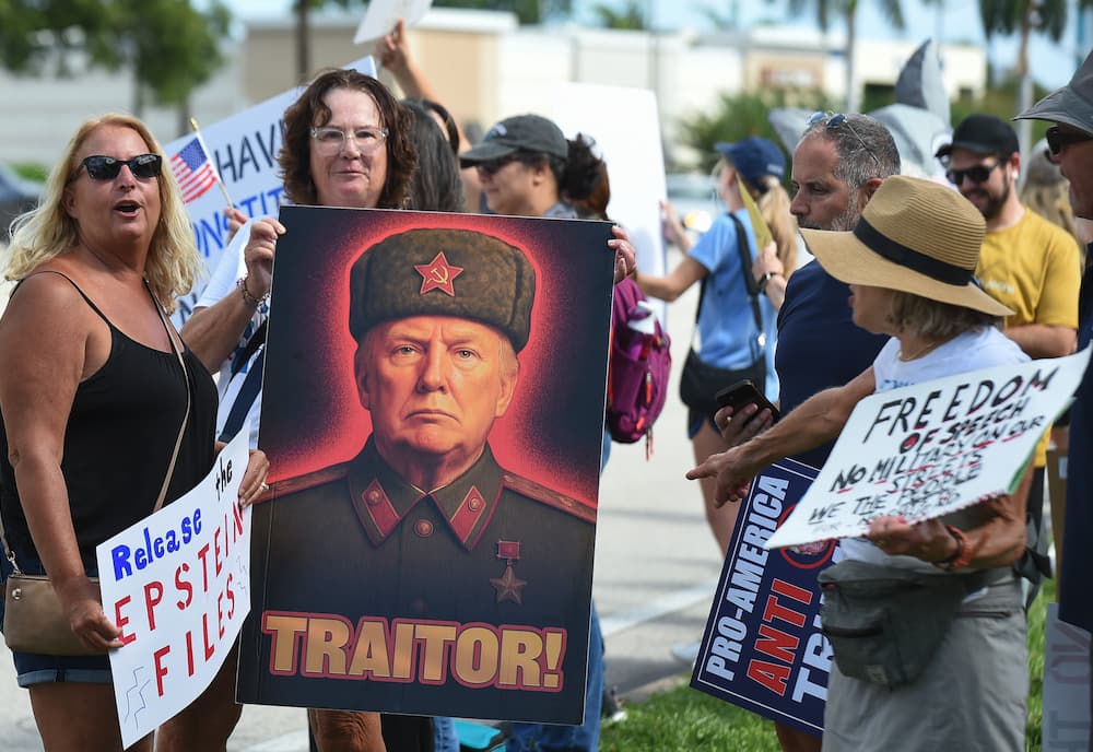 Des manifestants « No Kings » (non au Roi Trump), le 18 octobre 2025, à West Palm Beach en Floride.