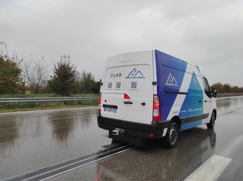 Le projet eRoadMontBlanc, porté par un consortium d'acteurs et soutenu par France 2030, vise à tester un modèle de route électrique par alimentation par le sol. Une solution qui répondrait au frein de l'autonomie pour le transport de marchandises...
