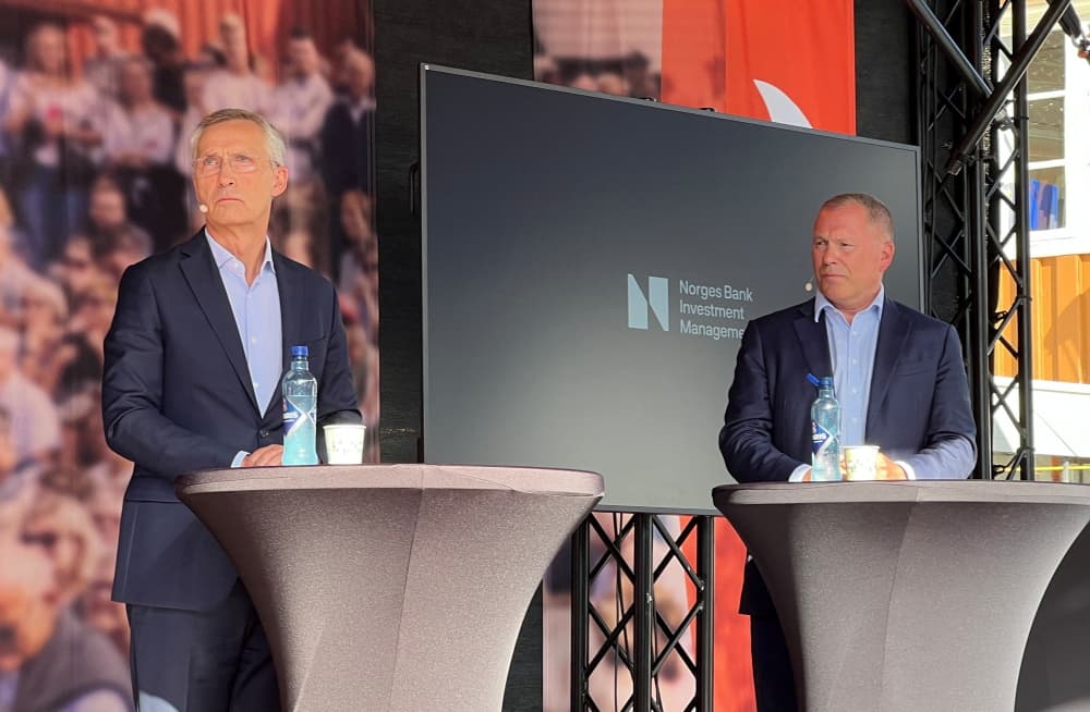 Le ministre norvégien des Finances, Jens Stoltenberg, et le PDG du fonds souverain, Nicolai Tangen, s'expriment lors d'une réunion publique sur le fonds souverain à Arendal, en Norvège.