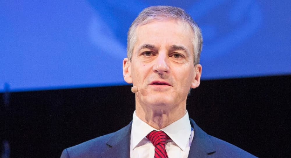 Le Premier ministre norvégien, Jonas Gahr Støre, multimilliardaire, a martelé qu’il était « juste qu’avec ma fortune, je participe au pot commun ».