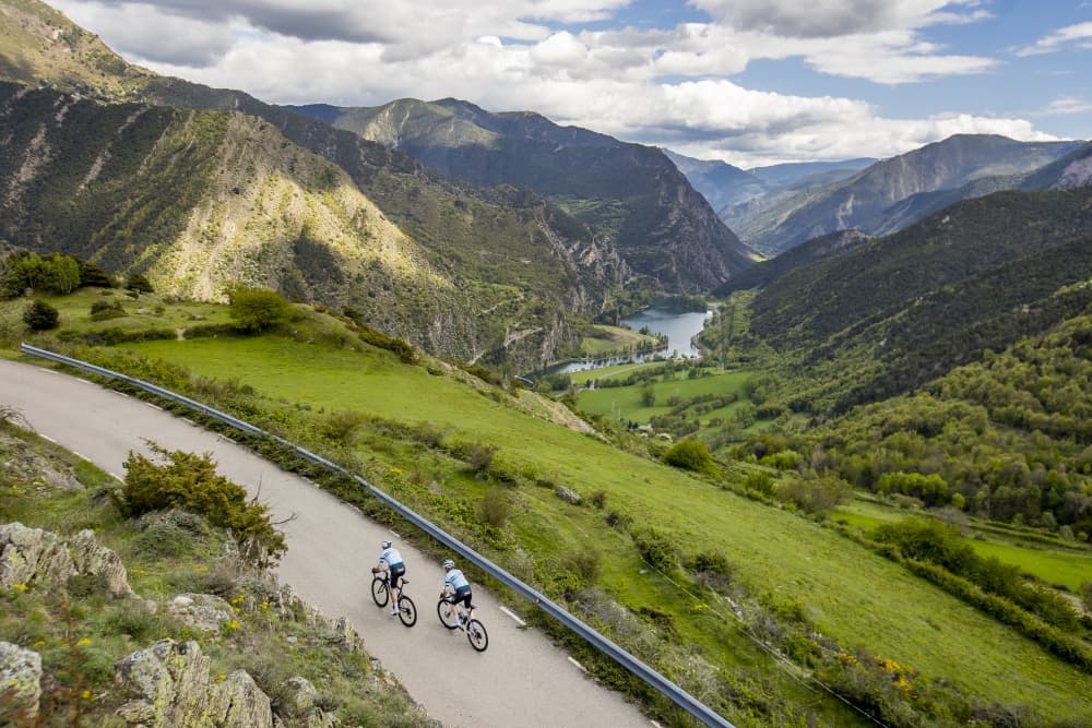 Cyclistes dans les Pyrénées de Catalogne