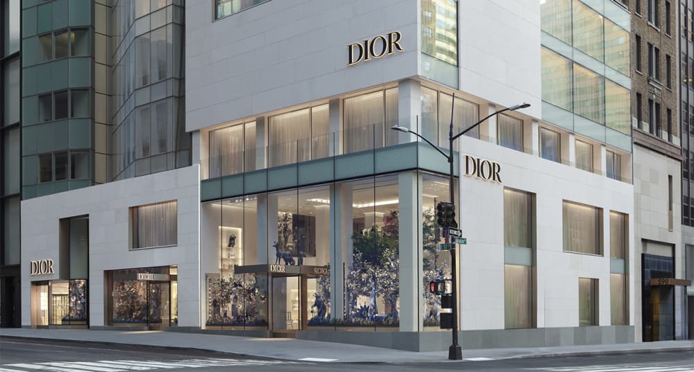 La nouvelle boutique Dior à New York est installée à Manhattan, à l’angle de la 57e Rue et de Madison Avenue.