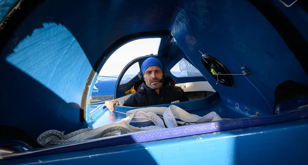 Le skipper français Franck Cammas naviguant sur le multicoque Ultim SVR-Lazartigue, le 25 septembre 2025.