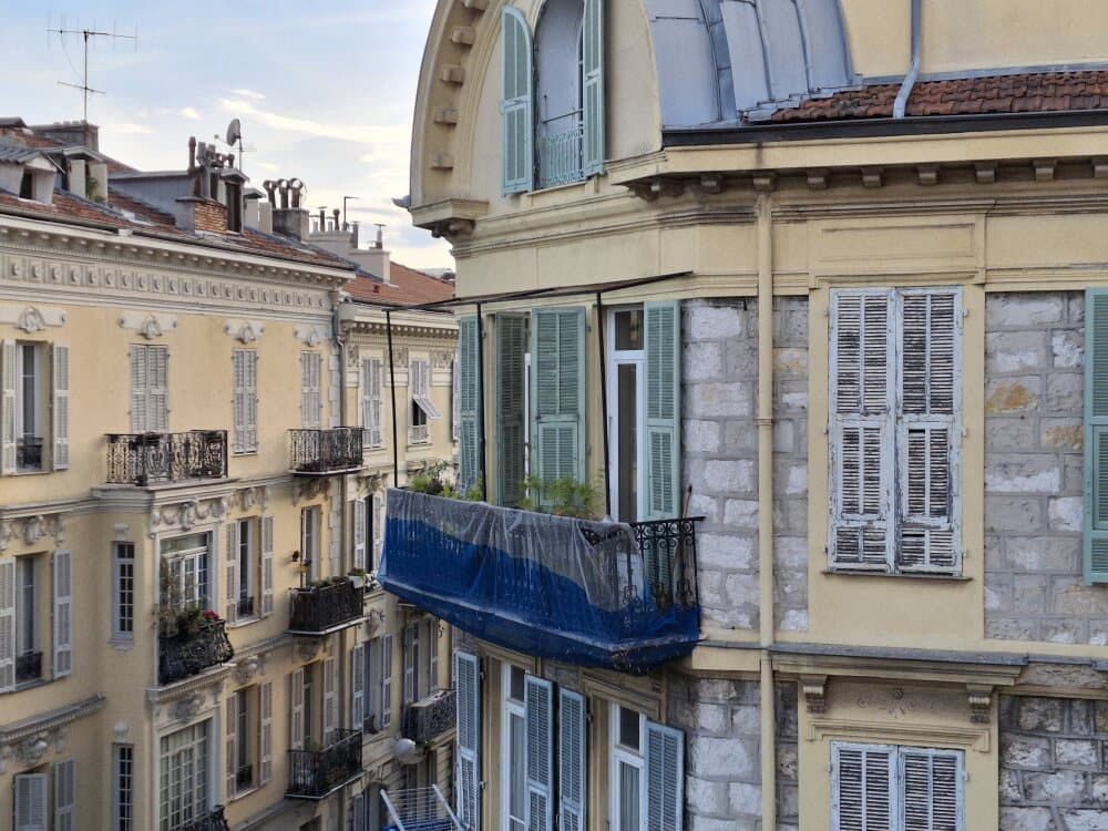 ©B. ROMANKIEWICZ/MAXPPP - NICE LE 14/05/2025 tandis que de nombreux hotels 4* emergent en centre ville de Nice, des immeubles d'habitation se degradent, les coproprietes laissant trainer les travaux de renovation de facades pendant plusieurs mois. des...