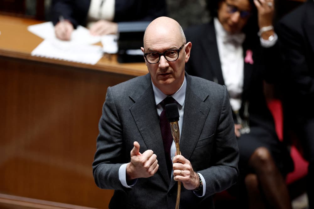 Le ministre de l’Économie et des Finances Roland Lescure au micro de l’Assemblée nationale.