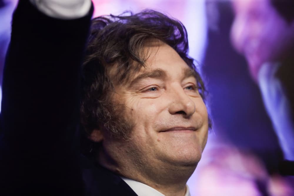 Le président argentin Javier Milei réagit après la victoire du parti La Libertad Avanza aux élections de mi-mandat.