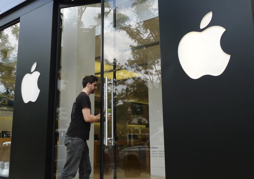 Apple a rejoint le club très fermé des entreprises valorisées à 4 000 milliards de dollars, un seuil atteint en pleine incertitude sur sa stratégie en intelligence artificielle. Malgré les doutes des investisseurs, la prime de valorisation est élevée.