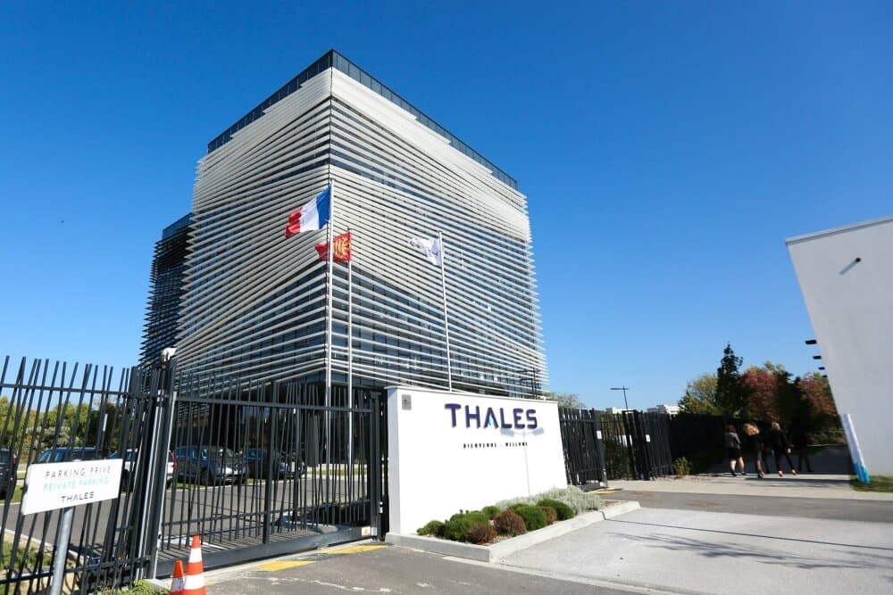 Le groupe Thales, et plus particulièrement la filiale dédiée à l'aéronautique, Thales Avionics, doit faire face à une chute de son activité.
