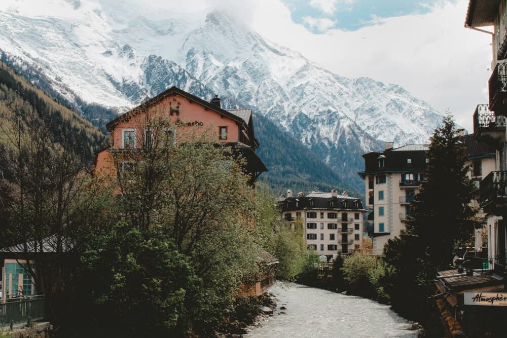 Depuis le 1er mai 2025, les propriétaires des quatre communes de Chamonix, des Houches, de Servoz et de Vallorcine (Haute-Savoie) doivent enregistrer leurs biens auprès de leur collectivité afin d'obtenir une autorisation de location de courte durée.