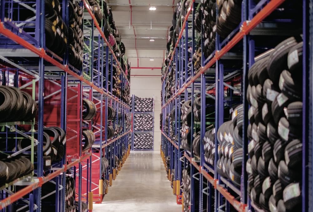 Chez Allopneus, il se vend en moins de deux mois près d'un million de pneumatiques, soit près de 25.000 références par jour. De quoi contraindre le distributeur à une organisation spécifique, nécessitant un renfort de main d'oeuvre, une organisation en...
