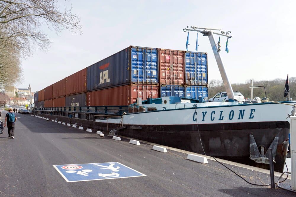 Bruno Levesque / IP3 Conflans Sainte Honorine France 21 Mars 2024 Conteneur ILLUSTRATION, FLEUVE, LA SEINE, PENICHE,ILE DE FRANCE, BARGE, TRANSPORT, NEWS CONTENEUR, CONTENEURS, ECONOMIE, ILLUSTRATION, COMMERCE, CONTAINER , PLATE FORME FLUVIALE, HAROPA,...