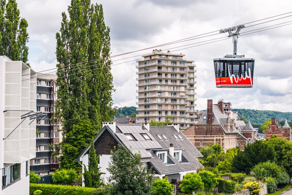 (©) Le téléphérique urbain de Huy en Belgique, inauguré en 2025, illustre la nouvelle appétence des villes européennes pour le transport public par cable.