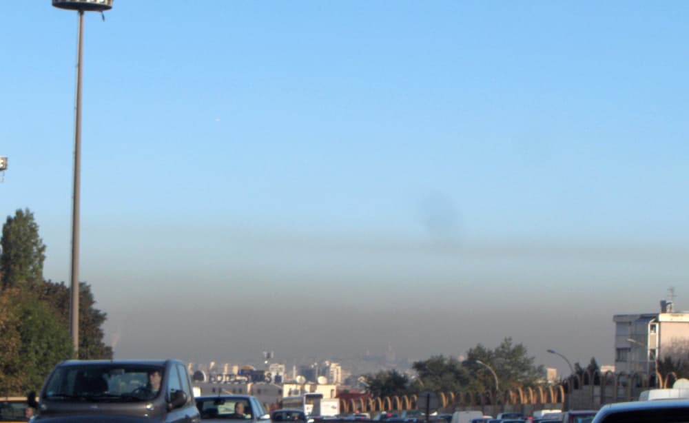 Pollution atmosphérique au-dessus de Paris, au sud de la capitale, sur l'autoroute A6a.