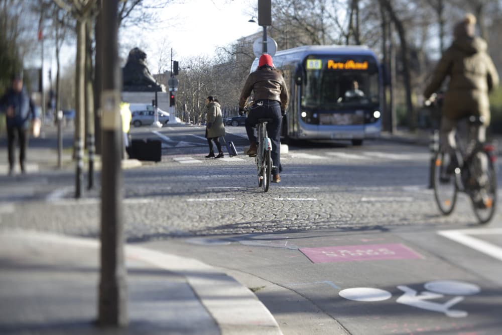 Un bus de la RATP, dans le 14e arrondissement de Paris.
