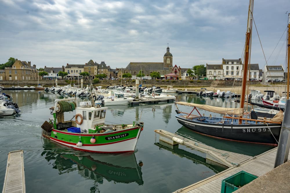 Vue du port et du bourg de Piriac-sur-Mer depuis la jetée.