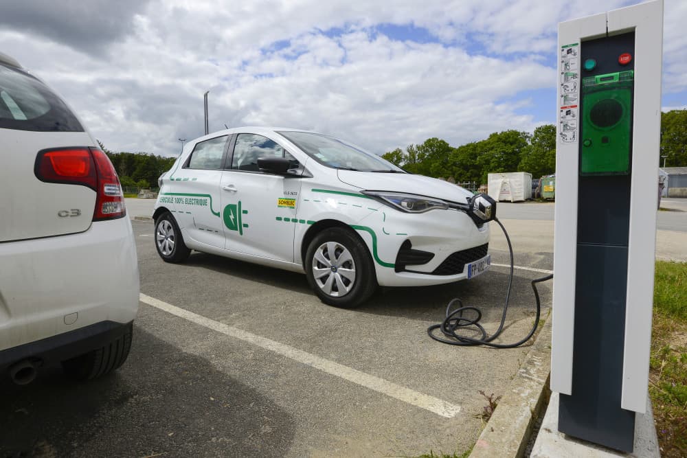 Malgré le repli global, les véhicules 100 % électriques atteignent un niveau inédit de 26 % du marché mensuel, dopés par le "leasing social" et les obligations pour les flottes d'entreprises. Les constructeurs affichent des fortunes diverses :...