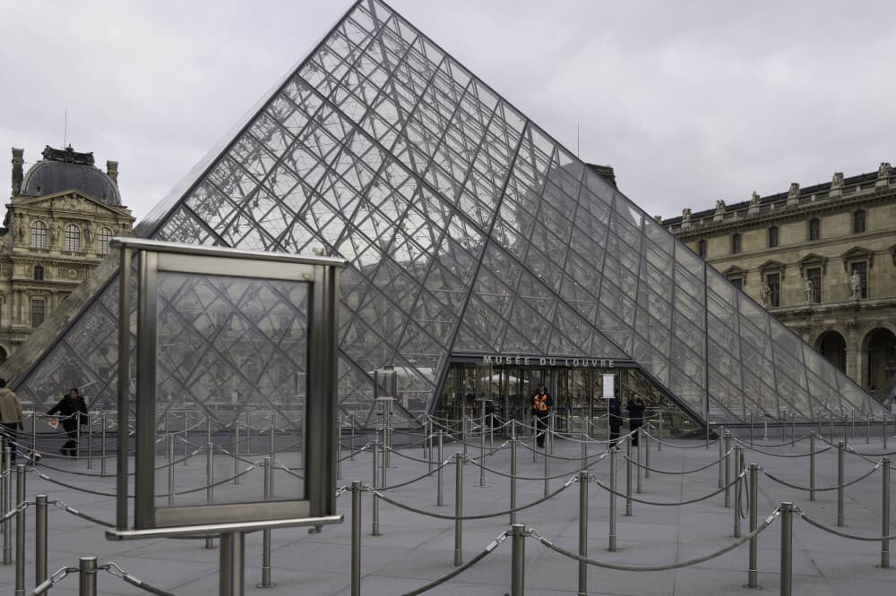 « Nous avons été contactés de nombreuses fois par Le Louvre », raconte l'entreprise Fortecho, spécialisée dans des capteurs de surveillance installés dans les principaux musées parisiens.