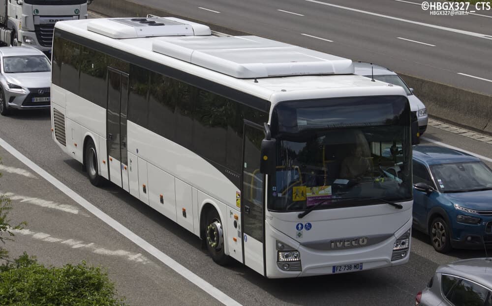 Iveco Crossway Pop NP n°211107 de Striebig-Keolis, rentrant au dépôt d’Illkirch d’un service scolaire CTS, aperçu sur l’autoroute A35 en direction de Baggersee en mai 2025