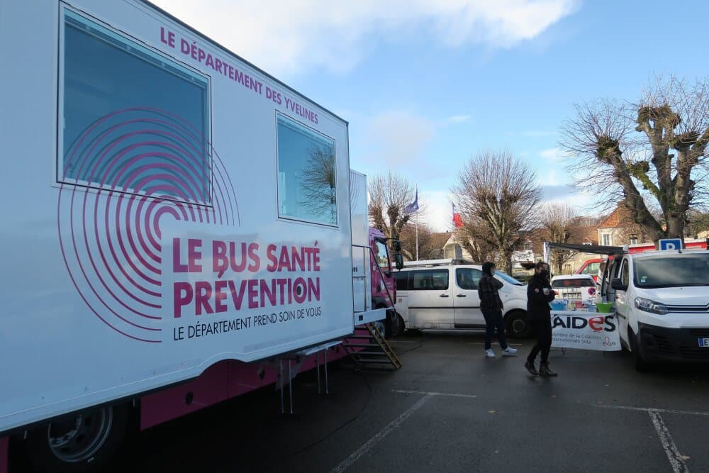 ©PHOTOPQR/LE PARISIEN/Julie Ménard ; La Queue-lez-Yvelines ; 01/12/2021 ; La Queue-lez-Yvelines, ce mercredi. Le bus santé prévention va, dans un premier temps, permettre de mener des opérations ponctuelles de dépistage et de vaccination. (MaxPPP...
