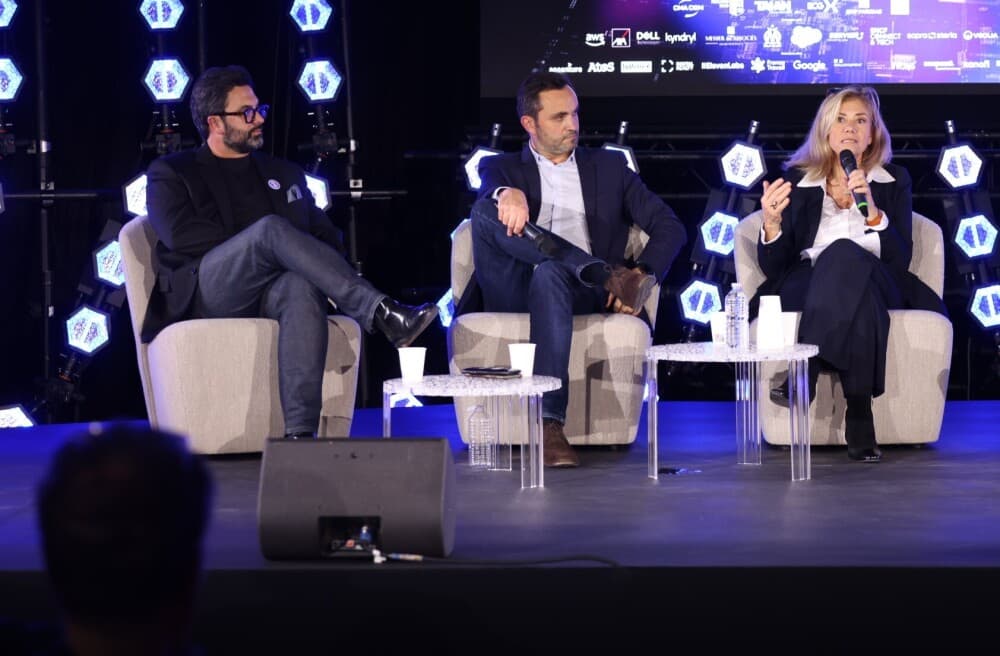 De droite à gauche : Frédérique Segond (directrice de la Mission Défense et Sécurité d'Inria, chercheuse associée à l'équipe ERTIM de l'Inalco), Marc-Antoine Brillant (chef de service de Viginum) et Arno Pons (délégué général du Digital New Deal).