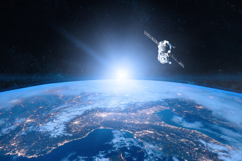 Un satellite au-dessus de la Terre. Eléments fournis par la NASA.