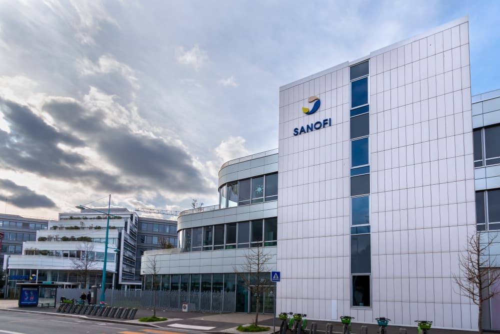 Gentilly, France, 21 mars 2021: Vue extérieure du bâtiment du siège social de Sanofi. Sanofi est une entreprise multinationale française spécialisée dans le domaine de la santé