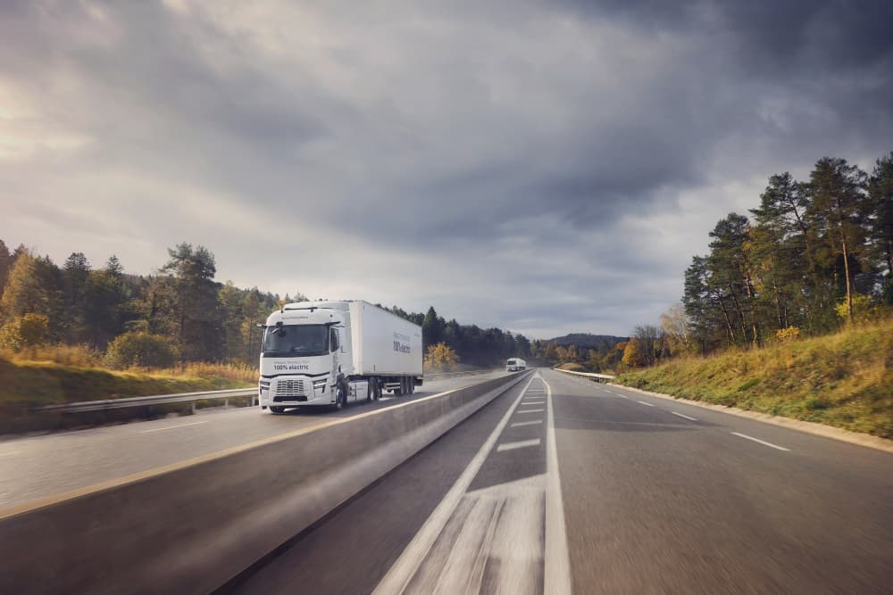 Renault Trucks confirme son virage vers l'électrique malgré un marché contraint et appelle les pouvoirs publics à mettre en place des mécanismes de soutien pour les transporteurs.