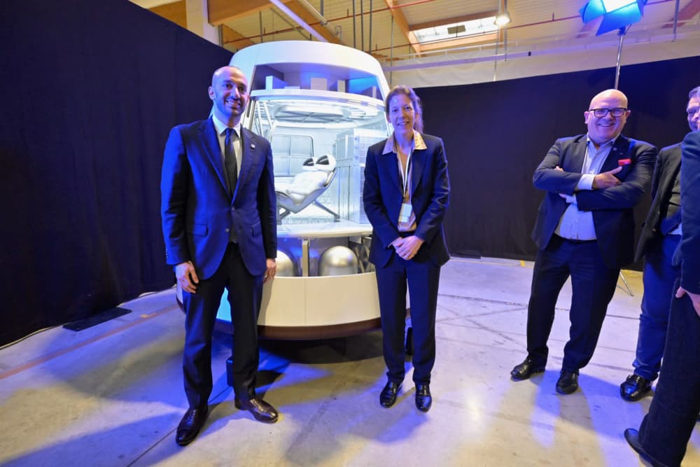 Hélène Huby, directrice générale de The Exploration Company, entourée de Benjamin Haddad, ministre délégué à l’Europe, et de Bruno Bonnell, secrétaire général à l’investissement, le 20 novembre 2025, à Bordeaux.