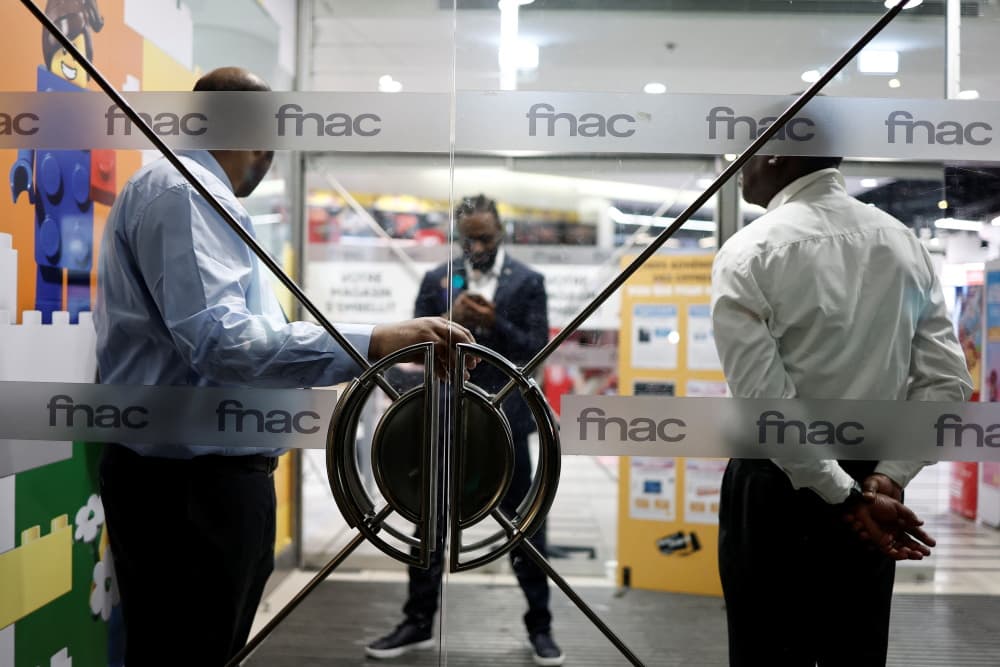 Un agent de sécurité devant un magasin Fnac Darty à Paris. Alors que JD. com s’apprête à devenir le deuxième actionnaire du groupe, le gouvernement français assure que le distributeur conservera une gouvernance totalement indépendante.