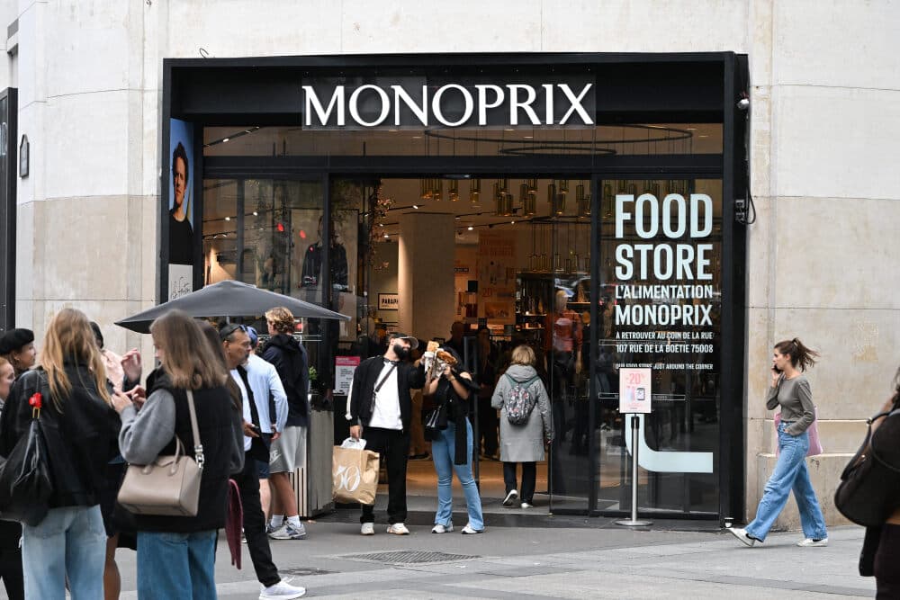 Le logo de Monoprix, photographié à Paris le 29 septembre 2025.