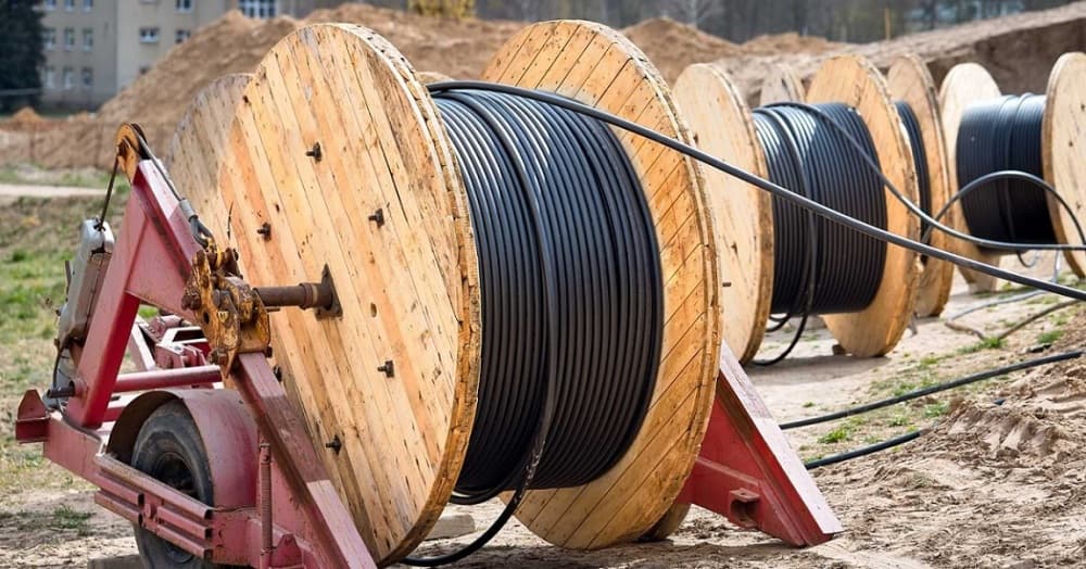 Des bobines de fibre optique prêtes à être déployées.