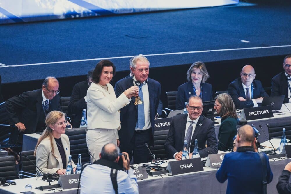 Le directeur général de l'ESA Josef Aschbacher (assis) avec Dorothee Bär, ministre allemande de la Recherche, de la Technologie et de l'Espace, qui fête le leadership allemand à l'ESA.