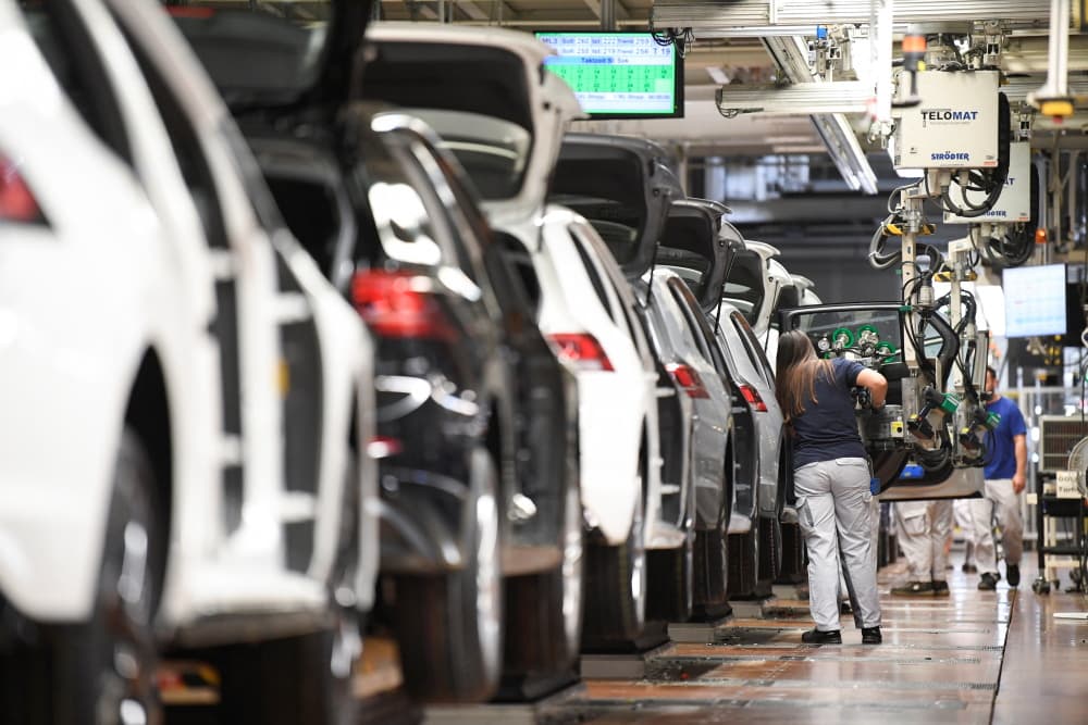 À Wolfsburg, des salariés de Volkswagen travaillent sur la production des Golf VIII et Tiguan, le 23 mai 2024.