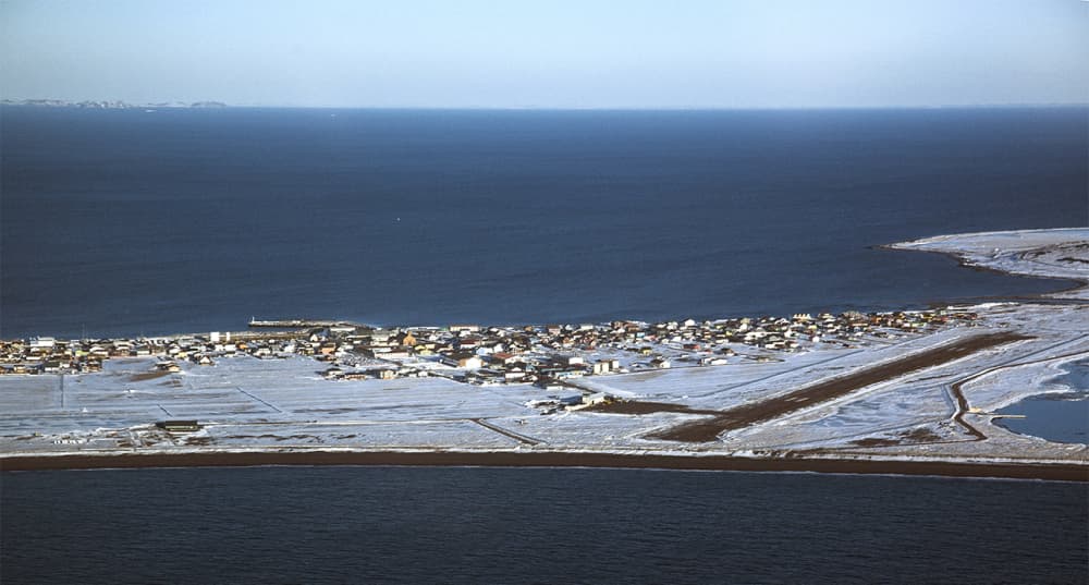 Le village de Miquelon, menacé par la montée des eaux, vu d'avion.