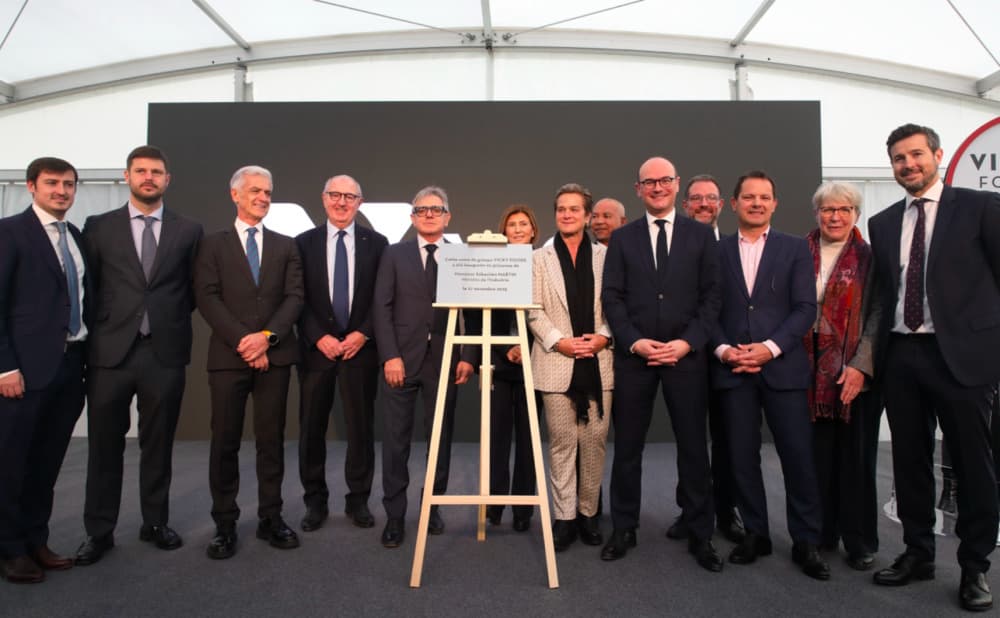 De gauche à droite : Javier Juan, Pablo Juan, Rafael Juan, CEO de Vicky Foods, Dominique Juillot, président du Grand Chalon, Juan José Juan, Angeles Estevan, Mariola Juan, Dominique Dufour, préfet de Saône-et-Loire, Sébastien Martin, ministre de...