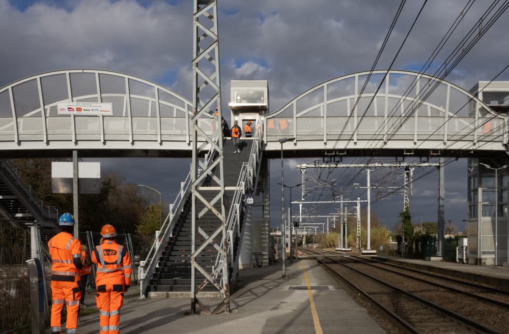 Une passerelle au-desus de la LGV Bordeaux-Toulouse.