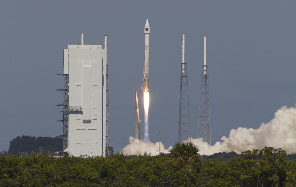 Lancement d'un satellite de la constellation GPS par une fusée Atlas V à Cape Canaveral, en Floride. REUTERS/Michael Brown