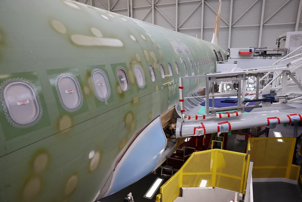 Malgré le ralentissement des livraisons, Airbus indique maintenir "ses prévisions financières" pour l'exercice 2025.
