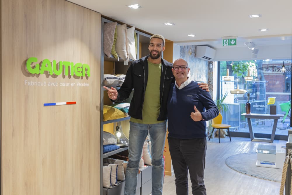 Le patron des Meubles Gautier David Soulard (à droite) est aux côtés de Rudy Gobert, champion NBA et ancien joueur de Cholet Basket qui a rejoint les investisseurs du tour de table pour soutenir l’entreprise.