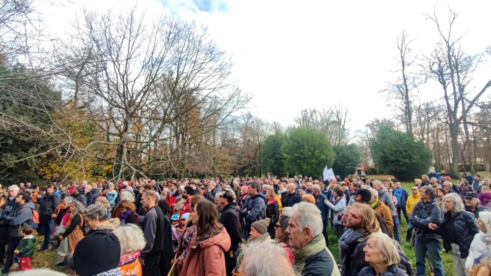Le rassemblement des opposants à la coupe d'arbres proches de l'aéroport de La Rochelle-Île de Ré, dimanche 8 décembre 2025.