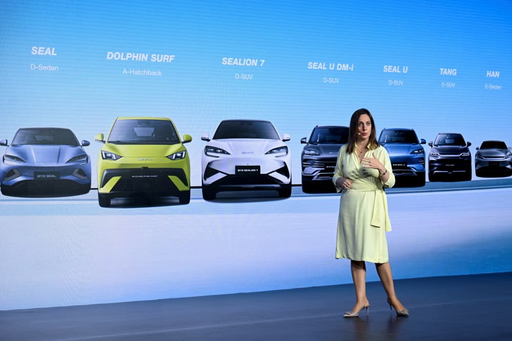La directrice régionale de BYD Europe pour l'Allemagne, la Suisse, la Pologne, l'Autriche et la République tchèque, Maria Grazia Davino, s'exprime sur scène lors de la présentation du véhicule électrique BYD Dolphin Surf par le constructeur automobile...