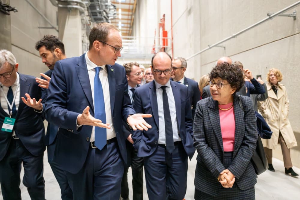 À gauche, Benoît Lemaignan, président et cofondateur de Verkor, échange avec Philippe Brunet, représentant du groupe Renault (au centre), en présence de la ministre Monique Barbut, ministre de la Transition écologique (à droite), lors de la visite...
