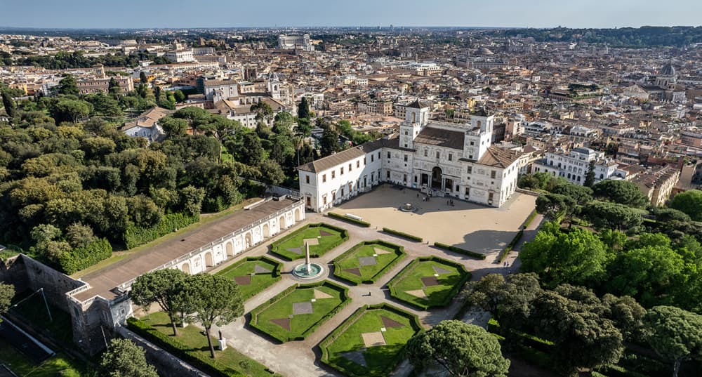 La villa Médicis avec vue sur la basilique Saint-Pierre et le Vatican.