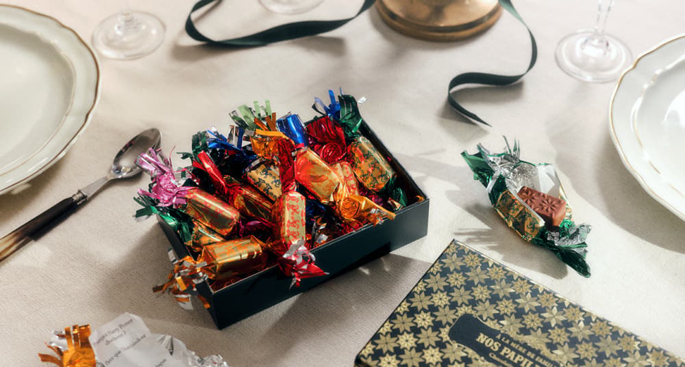 Découvrez nos idées cadeaux pour les gourmets, comme ce coffret « Nos Papillotes », de La Mère de famille.